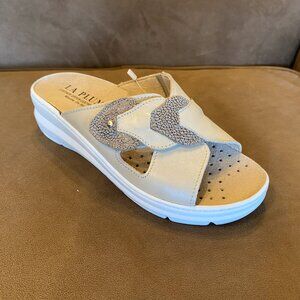 La Plume - Shirley Beige - Multiple Sizes (NEW W/ BOX)